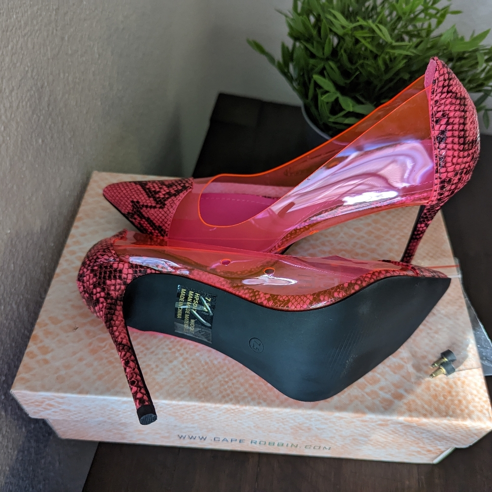 Pointed Toe Heel - Picture 12 of 15